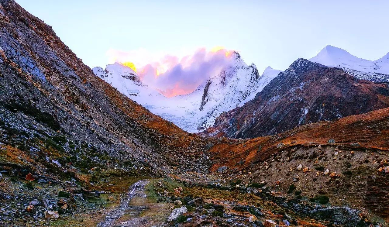 早晨的雅拉香波神山.太阳升起是从雪山背后.